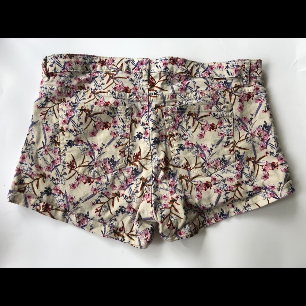 Flowered print shorts - Picture 2 of 2